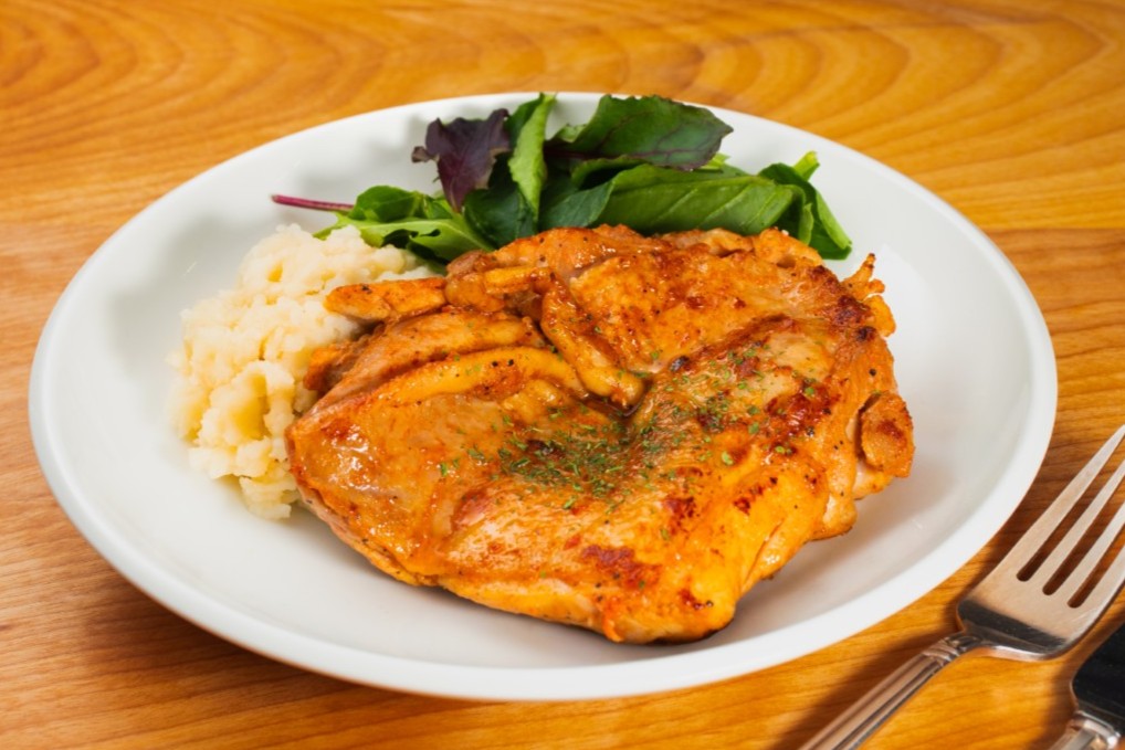 スパイス香るアフリカンチキンマリネ｜焼くだけで本格ピリ辛エスニック｜ブラバスソースと一緒に