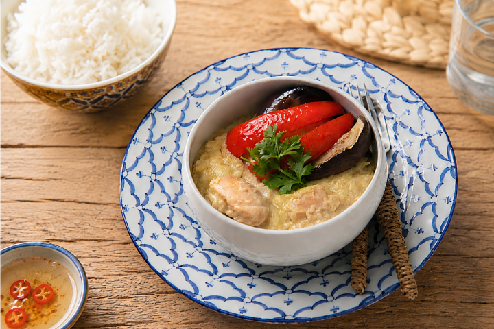 ご飯に絡むとろみ仕立てグリーンカレー｜湯煎だけで即提供｜キッチンカー・カフェランチに
