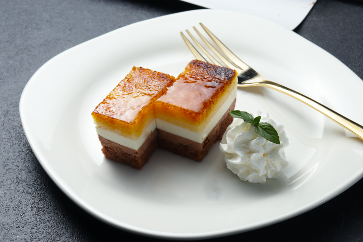 【カット済み】フランスの伝統菓子サンマルク（焦がしキャラメルのチョコオレンジケーキ）